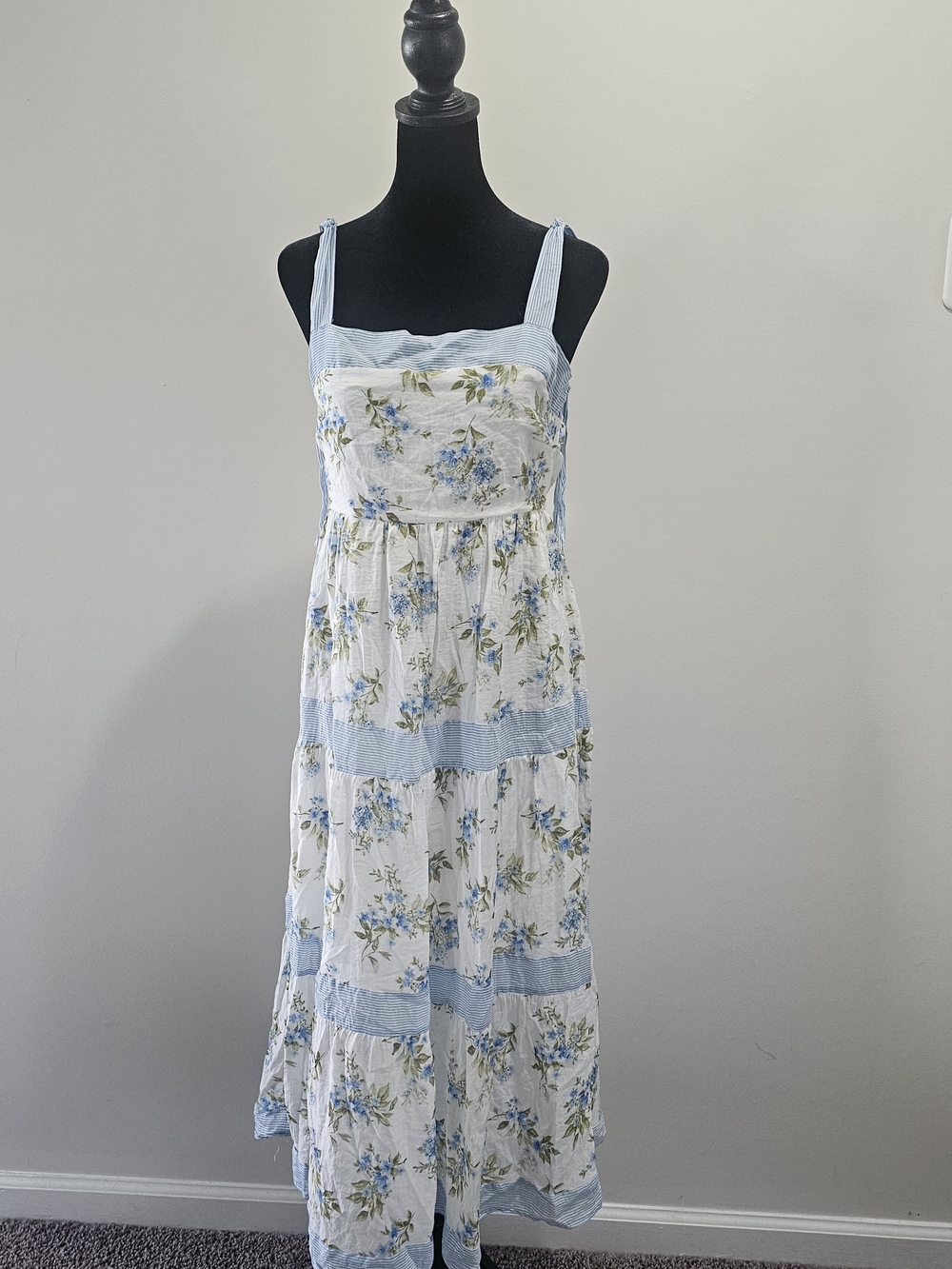 Sweet Wanderer White Maxi Dress with Light Blue Floral Print Size M{Bx26}
